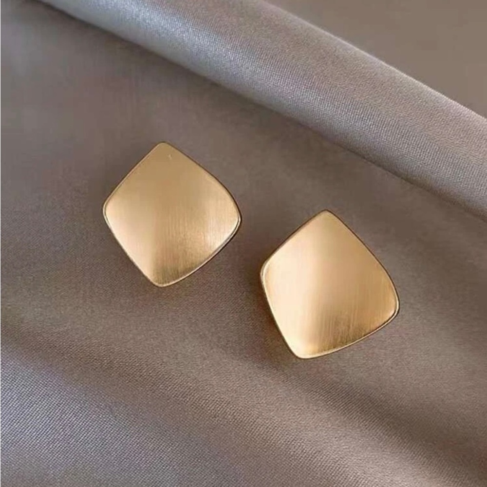 Gold geometric earrings